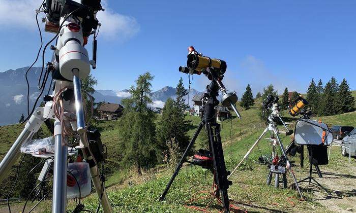 Auch tagsüber sind die Teleskope aufgebaut