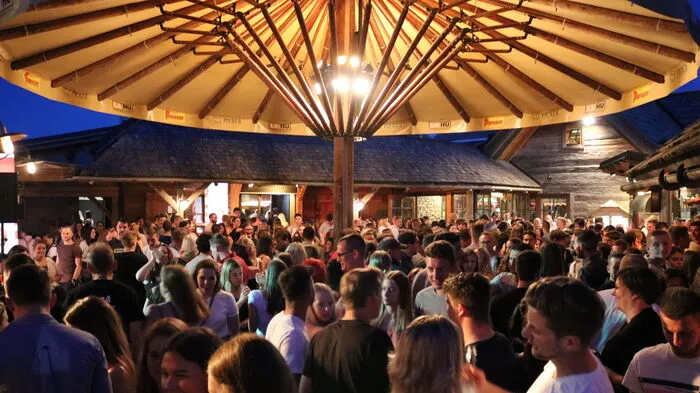 Seit Februar 2020 war es still an den Dienstagabenden der Latschenhütte. Diese Pause hatte nun ein Ende: die Almparty auf der Latschenhütte ist zurück.