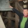 Pfarrer Alois Schlemmer zeigt die Bronzeglocke