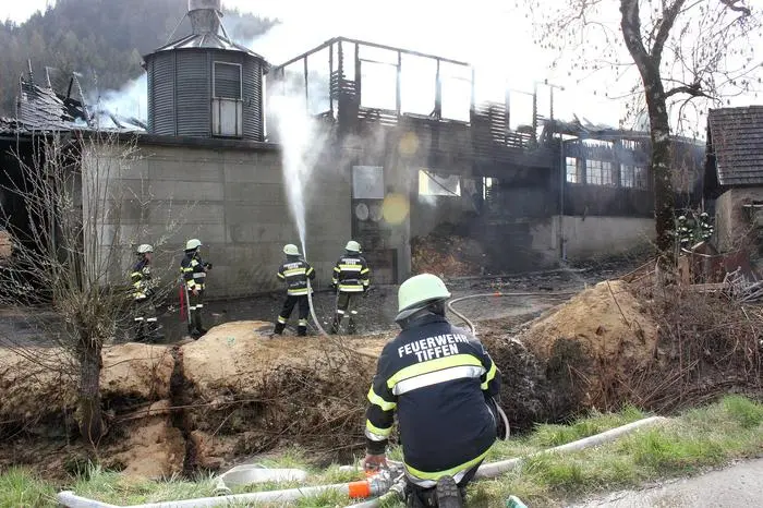 brand feuer Großbrand Sägewerk tiffen, Löscharbeiten, nachlöscharbeiten