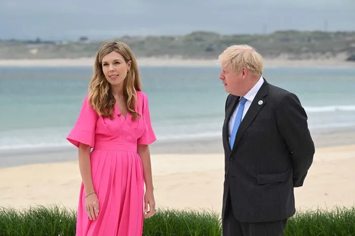 Vielleicht lag's am Wetter, und weil am Strand doch einiges los war. So ganz toll war die Stimmung offenbar nicht: Carrie und Boris Johnson.