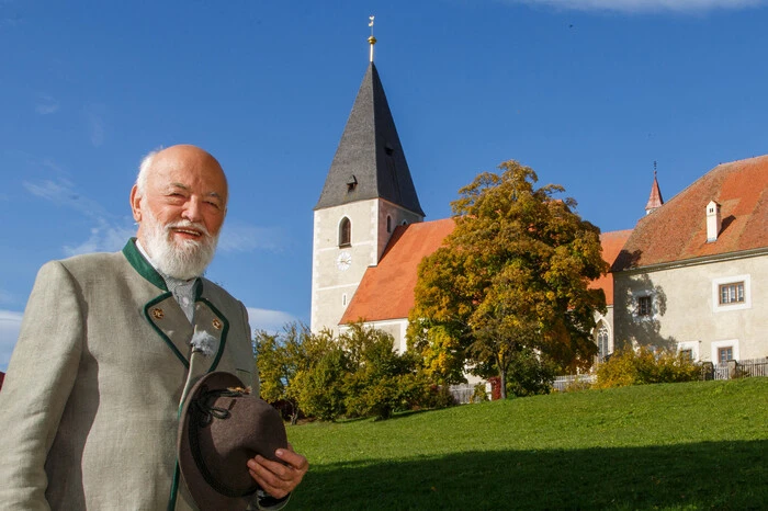 Der Ort der letzen Klappe: Der 88-Jährige vor der Kirche in Mariahof.