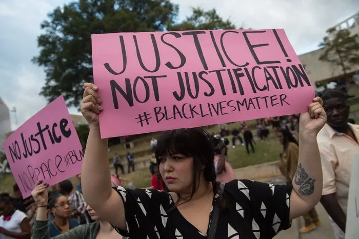 In den USA wird seit Monaten über Polizeigewalt debattiert. Mehrere Vorfälle, bei denen Polizisten unbewaffnete Schwarze töteten, lösten landesweite Proteste aus. 