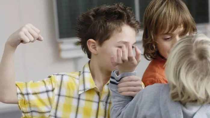 Ein Kind schlägt einen Mitschüler
