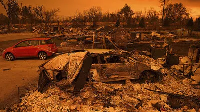 Die Flammen wüten direkt neben den Straßen