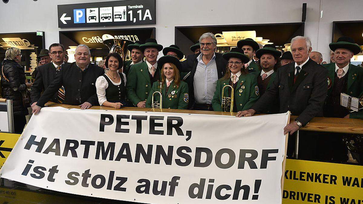 Peter Simonischek umringt von Freunden und Bekannten