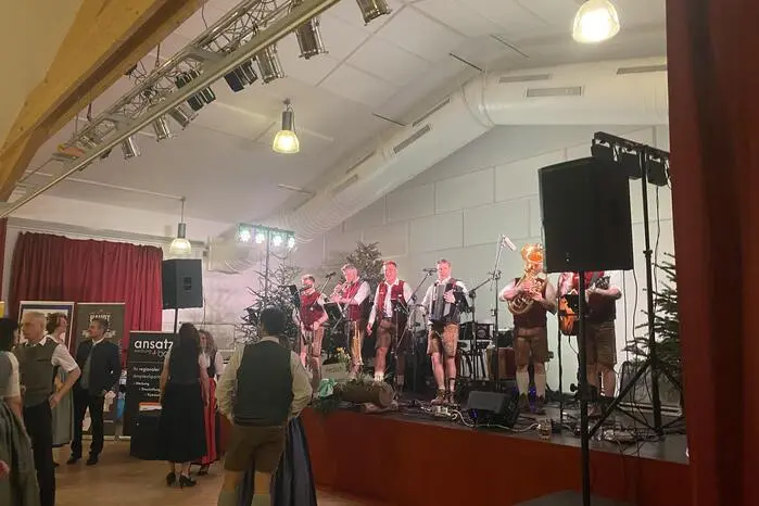 Der Trachtenverein „Floninger“ lud zum traditionellen Steirerball, und zahlreiche Gäste folgten dem Ruf, um eine Nacht voller Musik, Tanz und Brauchtum zu erleben.