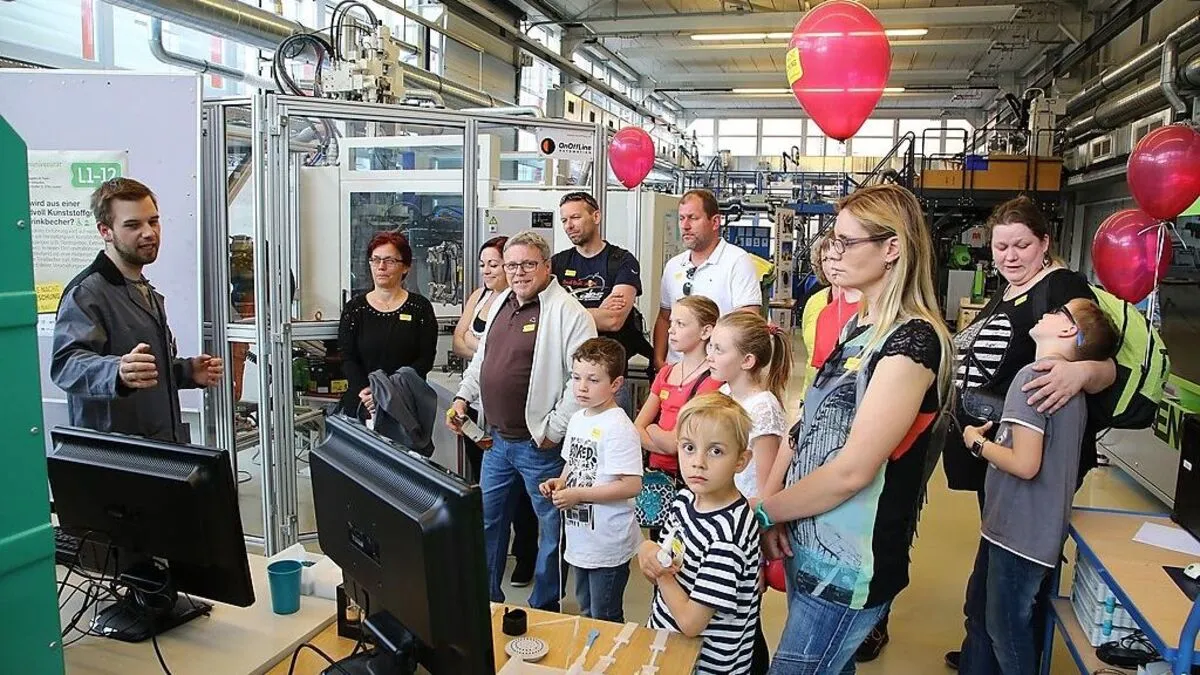 Interessierte Besucher bei der langen Nacht der Forschung in Leoben