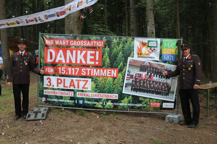 „Als ein Ort mit 690 Einwohnern hat unsere Feuerwehr über 15.000 Stimmen erhalten. Das macht schon stolz“, erzählt Kommandant Christoph Mariacher (rechts).