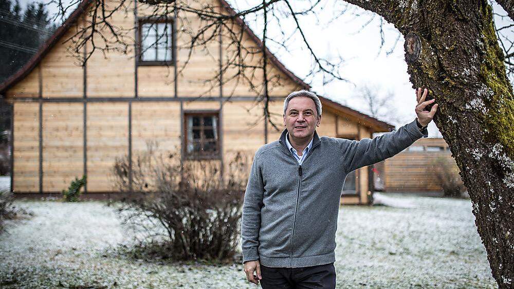 ORF-Korrespondent Peter Fritz vor seinem Haus in Latschach