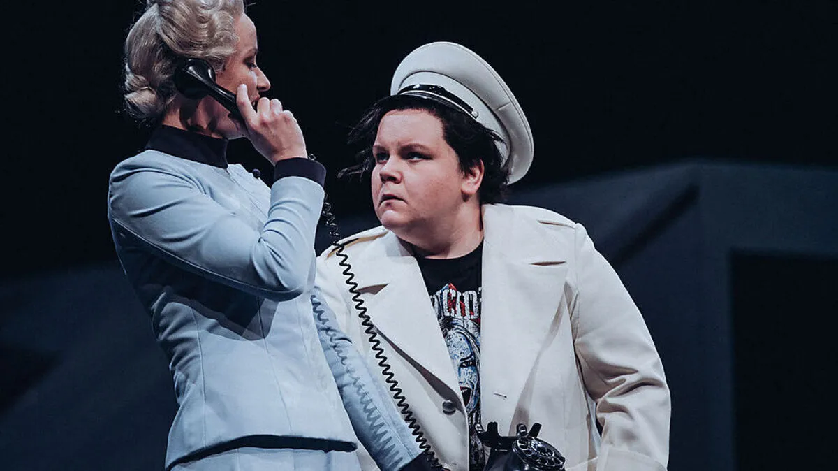 Wie verführbar ist der Mensch? Wie sehr verleitet die Inszenierung, die Möglichkeit von Macht? Julia Gräfner und Sarah Sophia Meyer in "Der große Diktator"