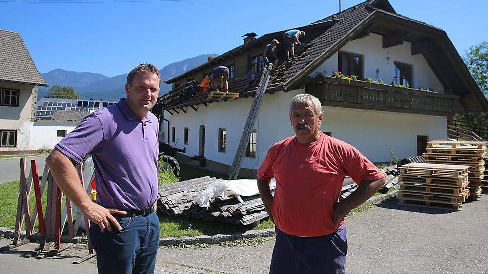 Bürgermeister Dieter Mörtl mit Josef Abuja vor dessen beschädigtem Haus in Feistriz an der Gail