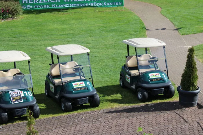Clubmanagerin Jutta Schatz vom Golfpark Klopeiner See - Südkärnten drehte mit Kleine Zeitung-Mitarbeiter Alexander Jegart eine Platzrunde im E-Car.