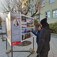 Die Wanderausstellung kommt 2026 auch nach Lienz (am Bild: die Wanderausstellung am Südtirolerplatz in Jenbach, Bezirk Schwaz)