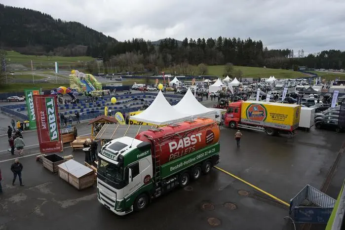 Während am Samstag mit dichten Wolken und starkem Regen kaum Marktstimmung aufkam, zeigte sich der Sonntag am Red Bull Ring freundlicher.