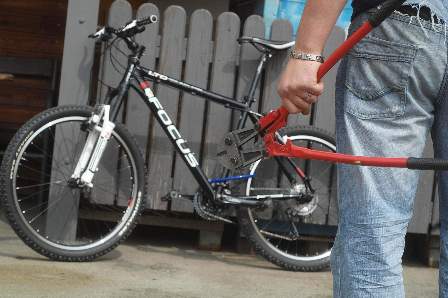 Polizei ermittelt | Wertvolle Fahrräder aus mehreren Kellerabteilen gestohlen
