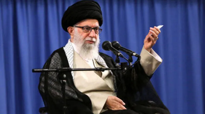 Ayatollah Khamenei droht Großbritannien.