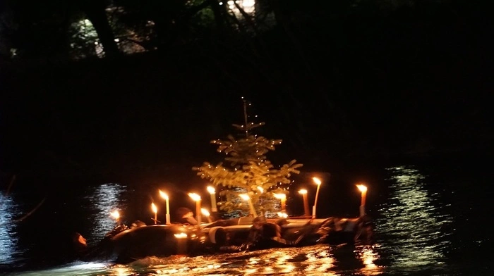 Montag Abend veranstaltete die Abteilung Wasserdienst der Freiwilligen Feuerwehr Leoben-Stadt mit ihren Einsatztauchern und -Schwimmern auf der Mur das traditionelle Weihnachtsschwimmen. Das Leobener Christkind begleitete die Feuerwehrtaucher und -Schwimmer wieder in einer Feuerwehrzille.
