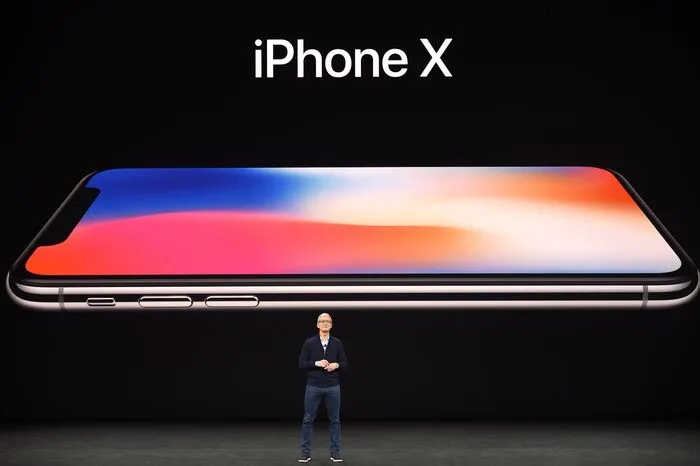 Beim iPhone X füllt der Bildschirm den Großteil der Frontseite aus und der Fingerabdruck-Scanner wurde durch Gesichtserkennung abgelöst.