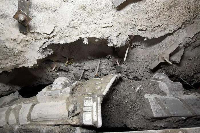Auf diesem Bild zu erkennen sind zwei Meißel an der Oberkante des Bohrkopfes, der wochenlang im Gestein verklemmt war. Arbeiter haben sie mühevoll wieder freigelegt.