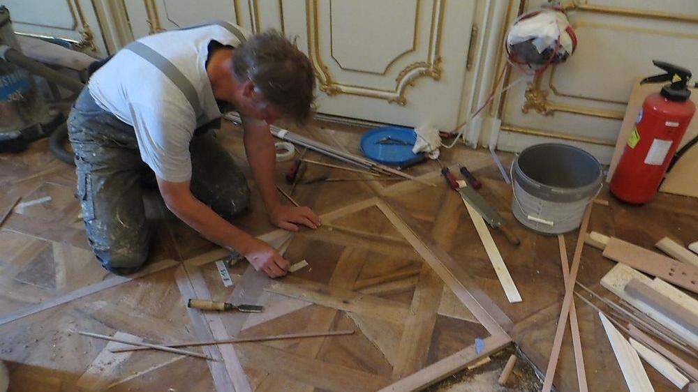 Feinarbeit mit altem Handwerkszeug war bei der Restaurierung in Schönbrunn gefragt