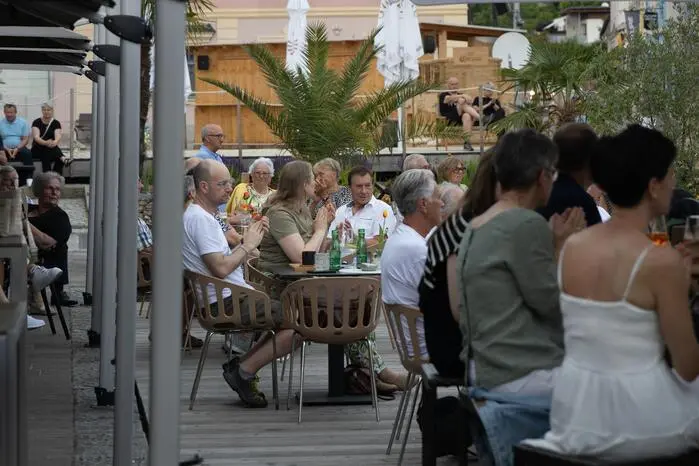 Bei herrlichem Wetter und sommerlicher Abendstimmung begeisterten die Musikerinnen und Musiker das Publikum. 