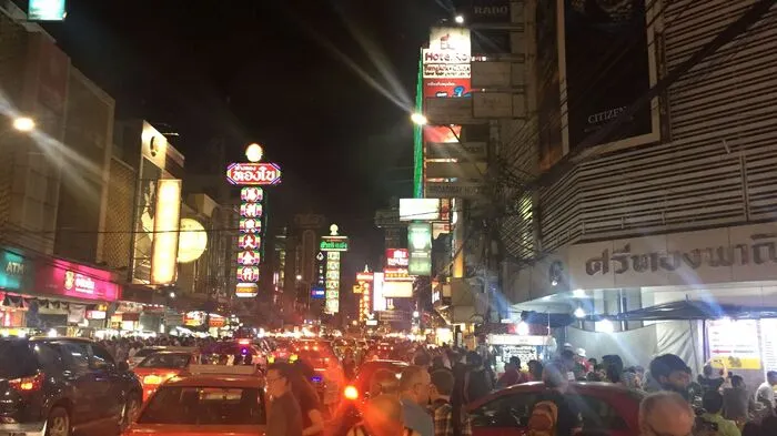 Wer im Verkehrschaos von Bangkok schnell von A nach B kommen möchte, tut das mit einem Tuk Tuk. Tuk Tuks sind dreirädrige Autos, mit denen die Touristen aus aller Welt durch die Millionenmetropole kutschiert werden