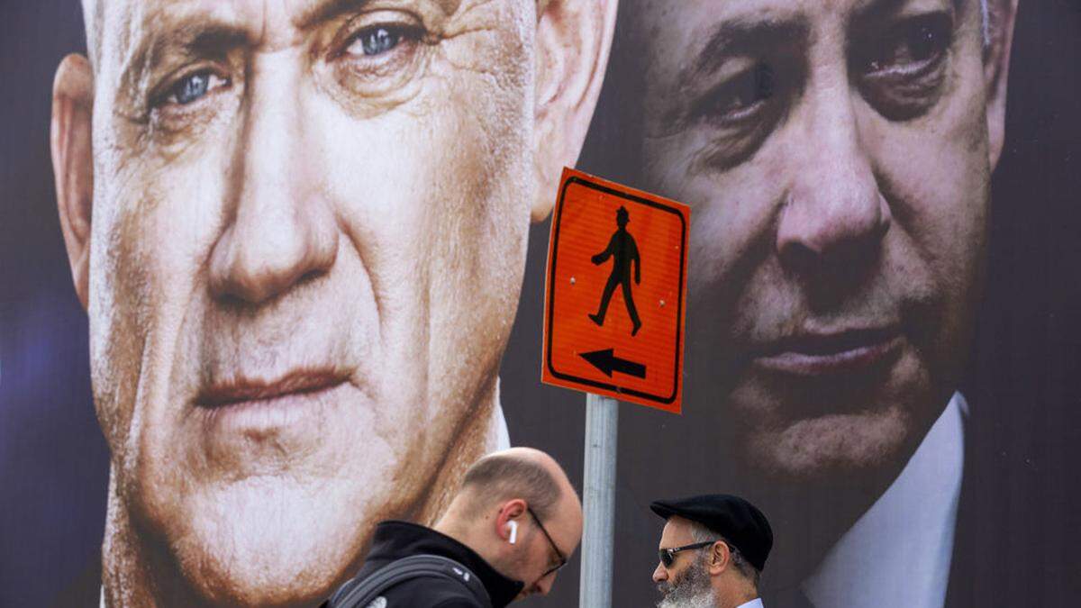 Benjamin Netanjahu (rechts) und sein Herausforderer Benny Gantz auf Wahlplakaten in Israel