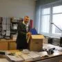AMS-Bezirksstellenleiter Karl-Heinz Durchschlag befüllt seine Umzugskartons