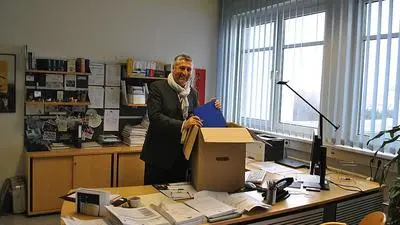 AMS-Bezirksstellenleiter Karl-Heinz Durchschlag befüllt seine Umzugskartons