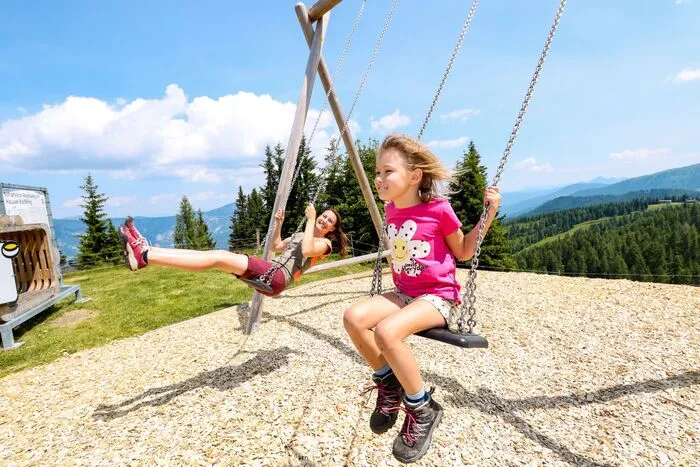 Schaukeln mit Blick auf die Bergwelt