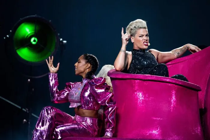 Das Bühnensetting ist, wie nicht anders zu erwarten, in Pink getaucht.