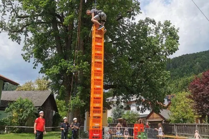 Für die kleine Gäste gab es ein eigenes Programm, besonders Wagemutige waren beim Kistenklettern aktiv. Unterstützung gab es da von der Bergrettung Fladnitz.