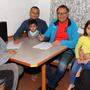 Josef Szarvas (dritter von rechts) unterstützt viele Familien die Asyl beantragen 