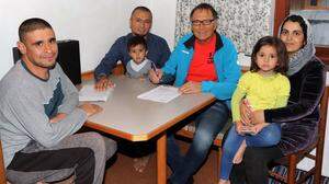 Josef Szarvas (dritter von rechts) unterstützt viele Familien die Asyl beantragen 