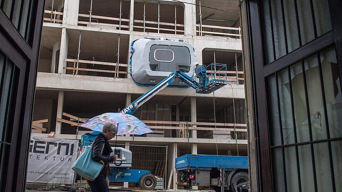 Das erste Fenster - es dürfte sich um einen Prototypen handeln - ist montiert