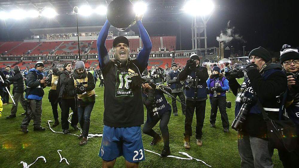 Andreas Ivanschitz feiert mit dem Pokal für den MLS-Sieg