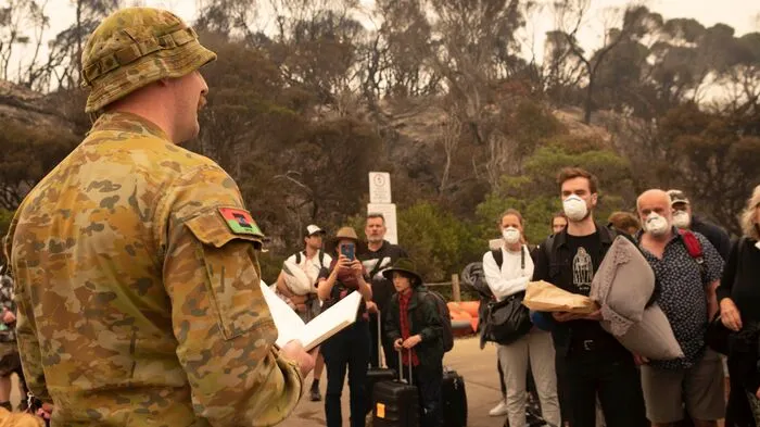 Die australische Marine hat mit einer Rettungsaktion für hunderte von den verheerenden Buschbränden eingekesselte Menschen begonnen.