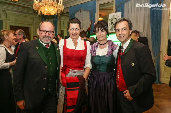 Graz-Bürgermeister Siegfried Nagl (auch er ist Oberlandler) mit Gattin Andrea und Schauspieler August Schmölzer mit Freundin Brigitte Kanter.