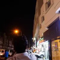 Ein Mann filmt Geschosse über Doha in Katar am 23. Juni 2025
