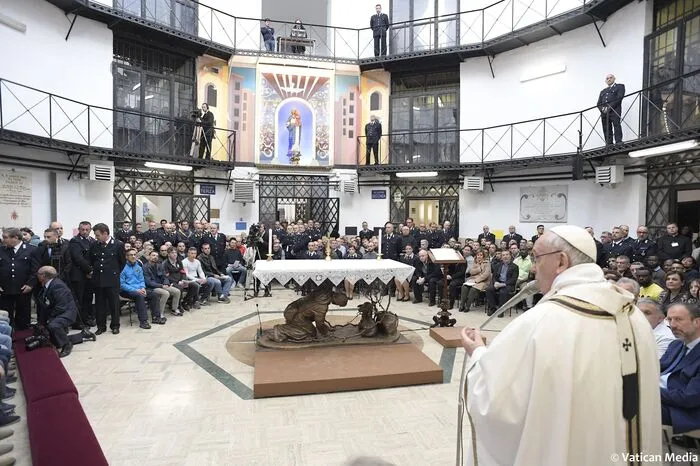 Papst Franziskus vernahm diese an zwölf Häftlingen im römischen Gefängnis Regina Coeli.