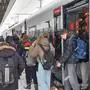 Ein Foto von Schülern, die aus einem Zug aussteigen. Aufgenommen an einem verschneiten Tag. | Zahlreiche Schüler pendeln mit dem Zug – wie hier am Bahnhof Friesach