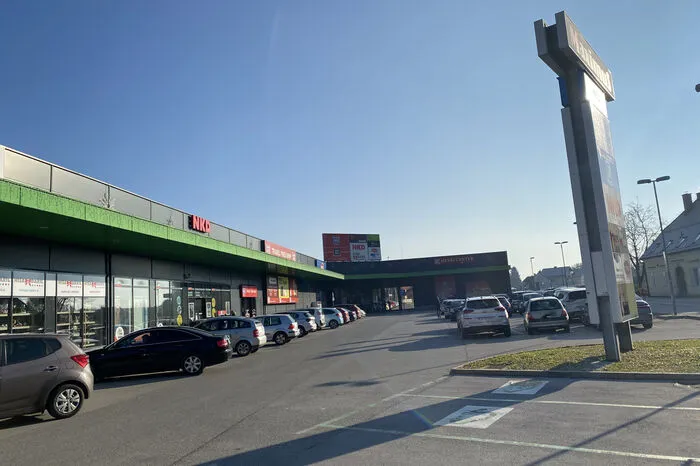 Vor dem Einkaufszentrum Maximus in Gornja Radgona sind einige Autos - österreichisches Kennzeichen war im Laufe des Vormittags nur eines zu sehen