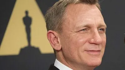 James Bod überreicht die Oscars