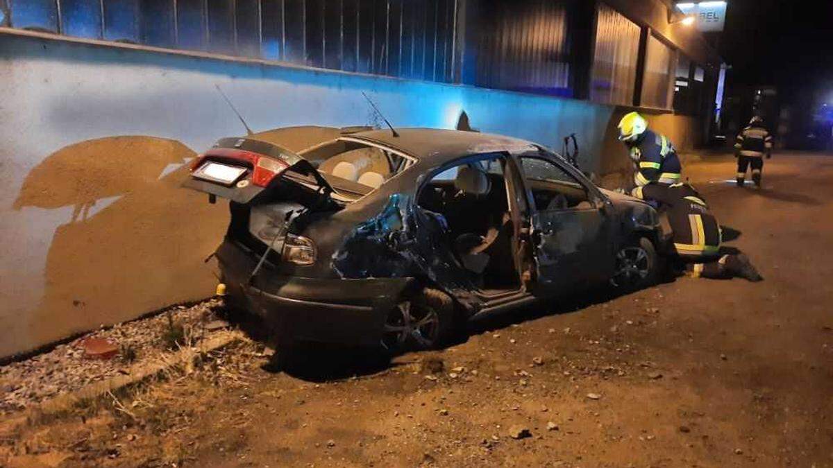 Am Fahrzeug entstand Totalschaden, der Lenker konnte sich selbst befreien