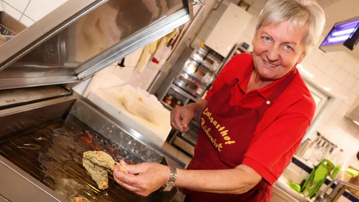Die "Reid'nwirtin" Irmgard Liebetegger in der Küche beim herausfrittieren der Backhendln.