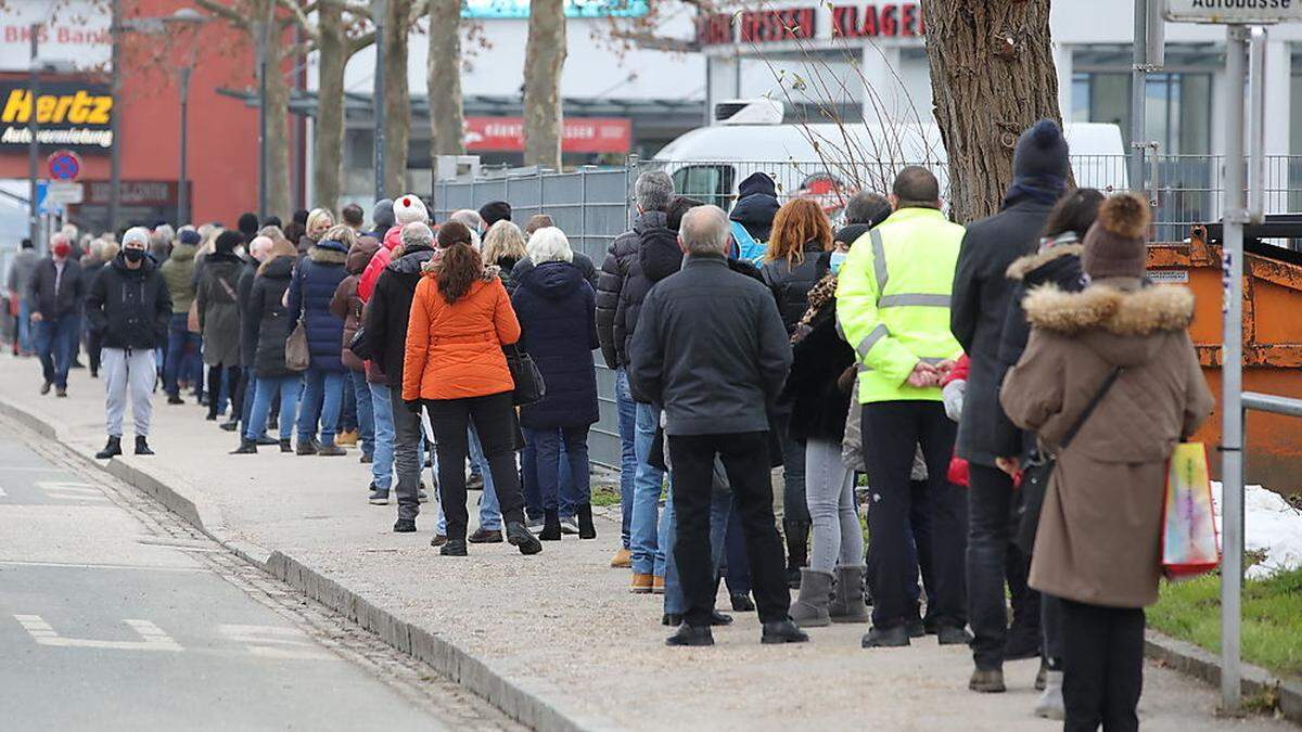 Nach dem Lockdown im Februar 2021 stellten sich die Menschen bei den Kärntner Messen in Klagenfurt um Zutrittstests an