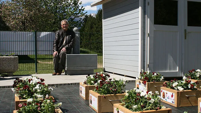 Werner Berwanger, Obmann vom Gartenbauverein, genießt die Aussicht auf die Kisten mit den Pflanzen.