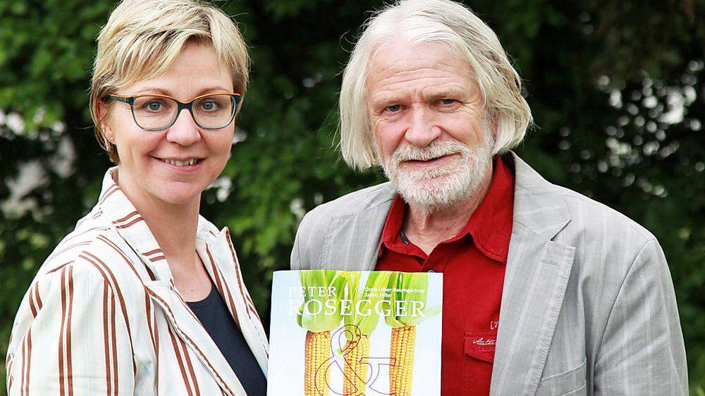 Doris Hiller-Baumgartner und ihr Vater Jakob Hiller mit dem gemeinsam geschaffenen Buch