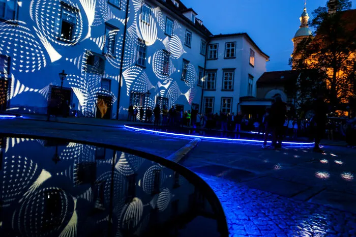 "Arkestra of Light: polarized" vom Grazer Lichtkünstler-Trio OchoReSotto im Burghof